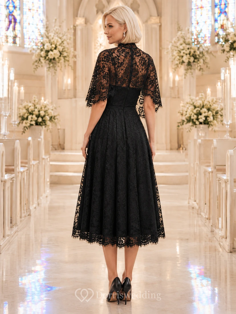 Vestido negro de cuello alto con escote tipo ojo de cerradura y capa de encaje para invitada a tomar el té view 2