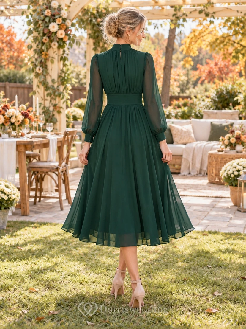 Vestido de invitada modesto de gasa verde oscuro con cuello alto y manga larga view 2