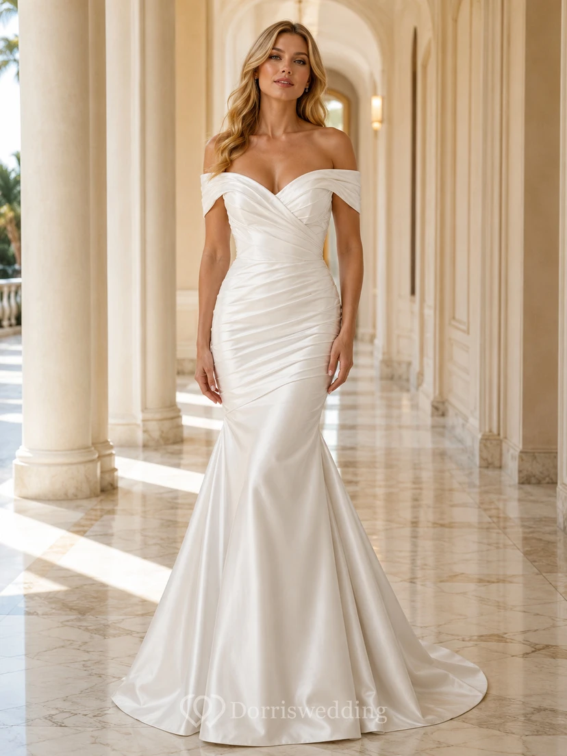 Robe de mariée élégante en satin, sexy, décolleté épaules dénudées, bustier cœur, froncée, traîne sirène.