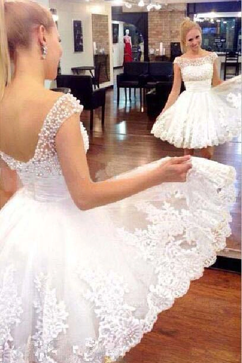 Robe de mariée d'été vintage à manches courtes et col transparent, ornée d'appliqués, idéale pour la plage. view 2