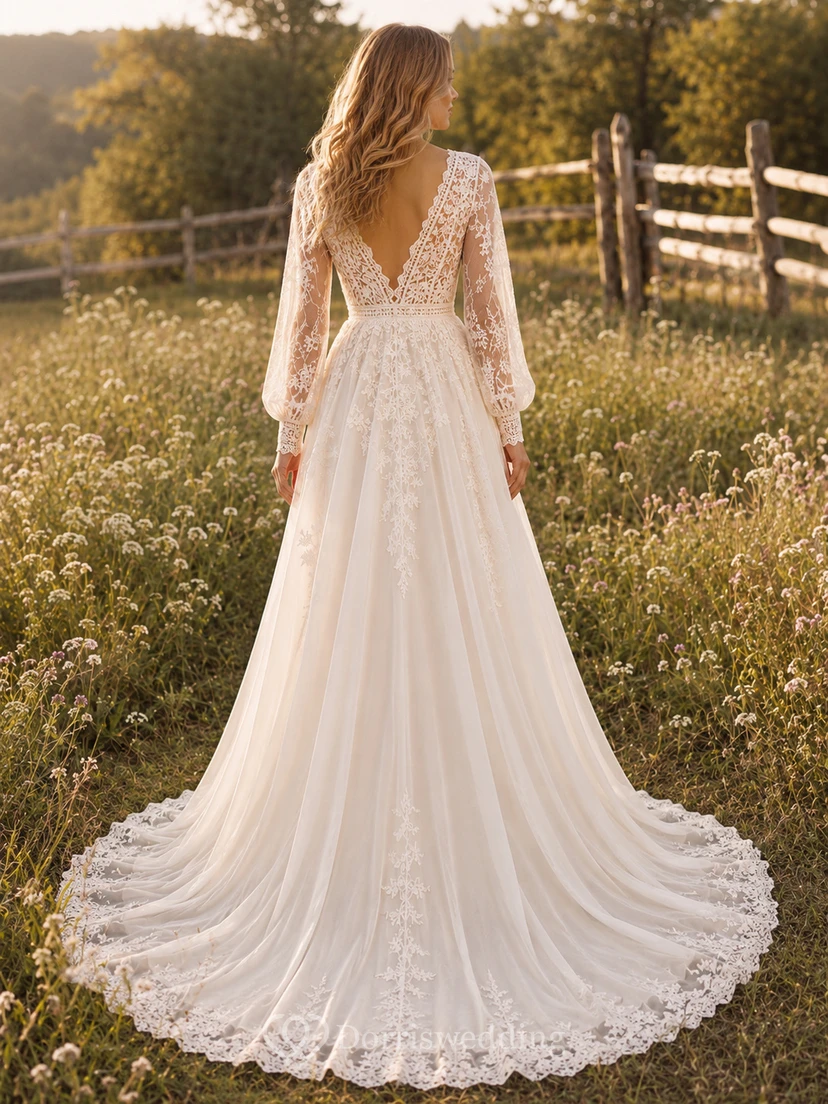 Vestido de novia bohemio de encaje y tul, corte en A, escote en V, manga larga y cola larga. view 2