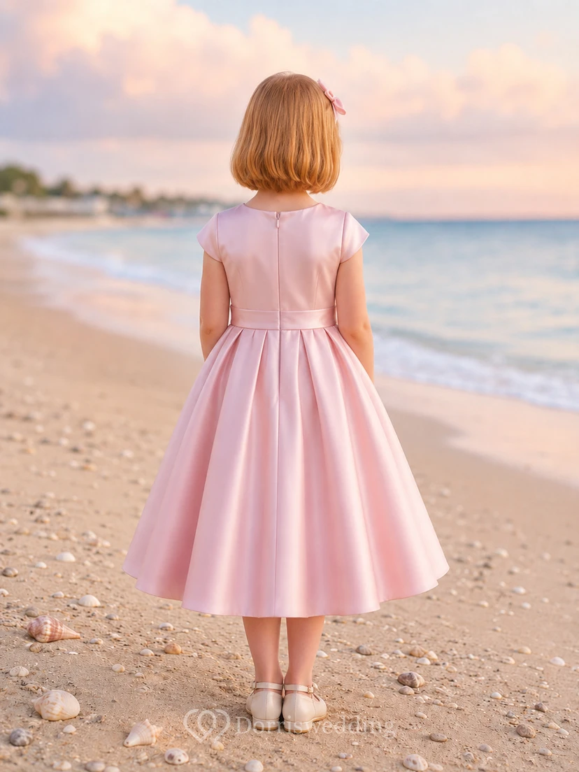 Robe de demoiselle d'honneur de plage en satin rose poudré, manches courtes, longueur thé, coupe trapèze, idéale pour un mariage de plage. view 2