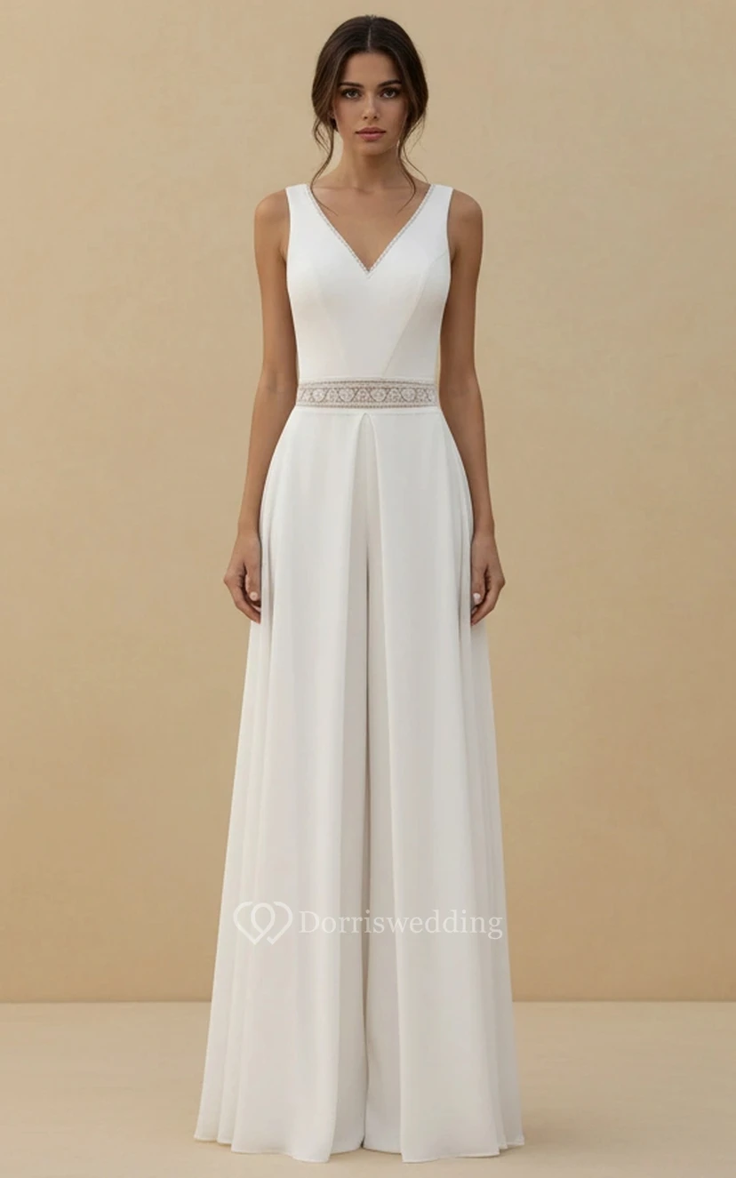 Elegante mono de novia con escote en V, pantalón de pierna ancha y cinturilla de encaje.