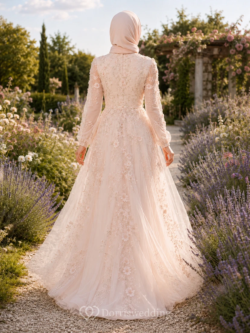 Robe de mariée musulmane rose poudré à manches longues, coupe trapèze, ornée d'appliqués floraux et de fleurs. view 2