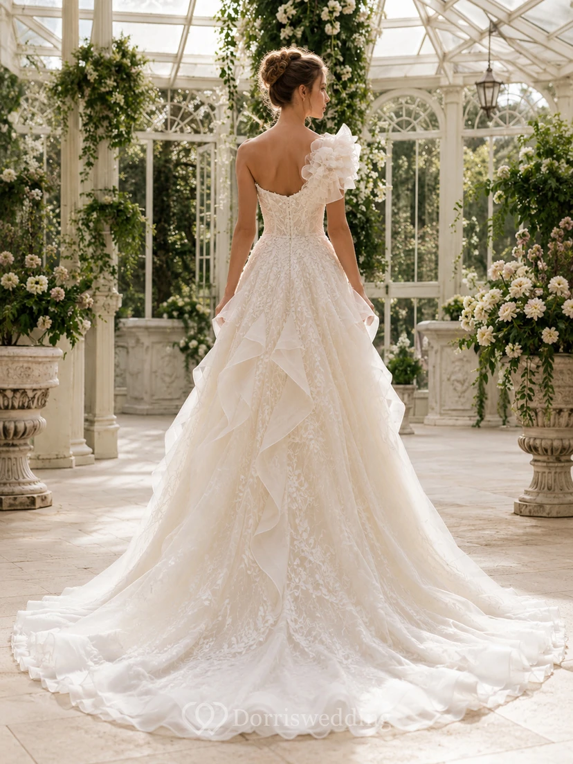 Robe de mariée asymétrique en tulle fleuri à une épaule, coupe trapèze, volants cascade, style chapelle view 2