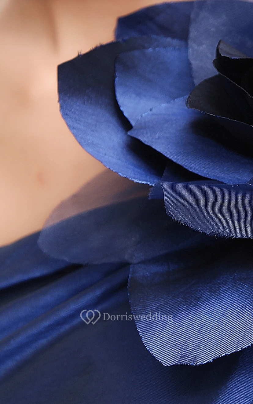 Vestido de tafetán de un solo hombro con drapeado lateral y flor view 4