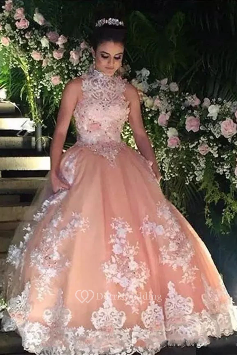 Hochgeschlossenes, bodenlanges, ärmelloses Ballkleid aus Spitze und Tüll mit Reißverschluss hinten