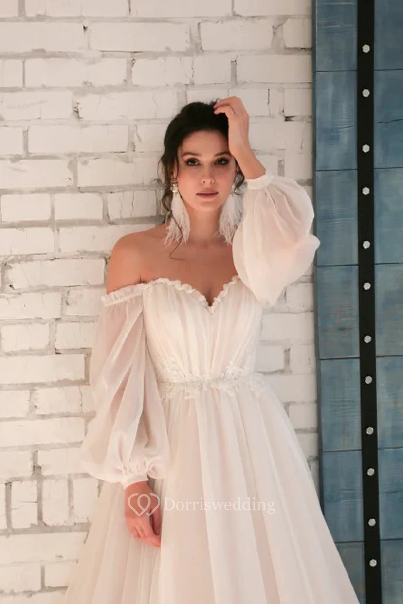 Robe de mariée en organza plissé, coupe empire, épaules dénudées, manches bouffantes longues, épaules dénudées et manches bouffantes. view 2