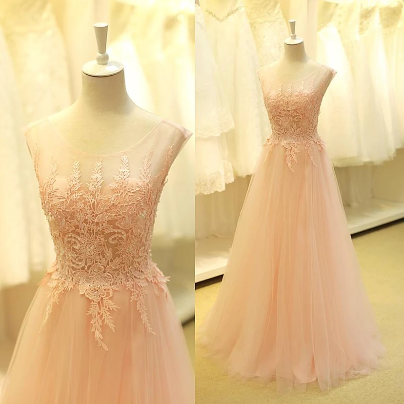 Precioso vestido de fiesta de tul con mangas cortas y apliques de encaje. view 2