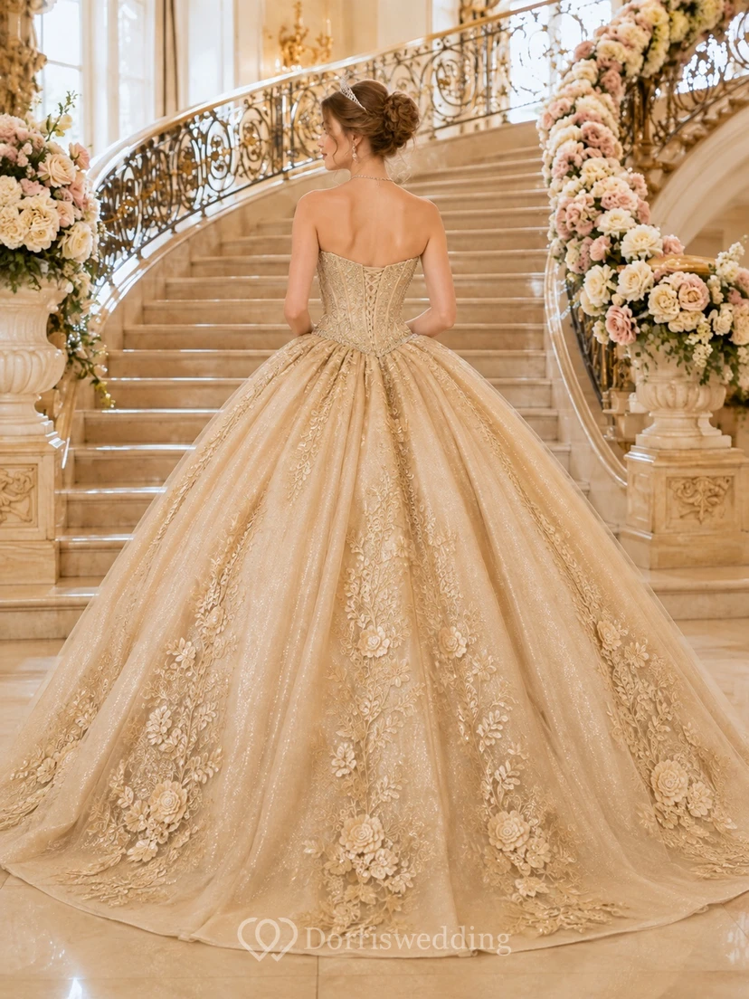 Goldbesetztes, trägerloses Ballkleid mit Herzausschnitt und Applikationen aus Tüll, verziert mit Perlen, Applikationen, Quinceañera-Kleid view 2
