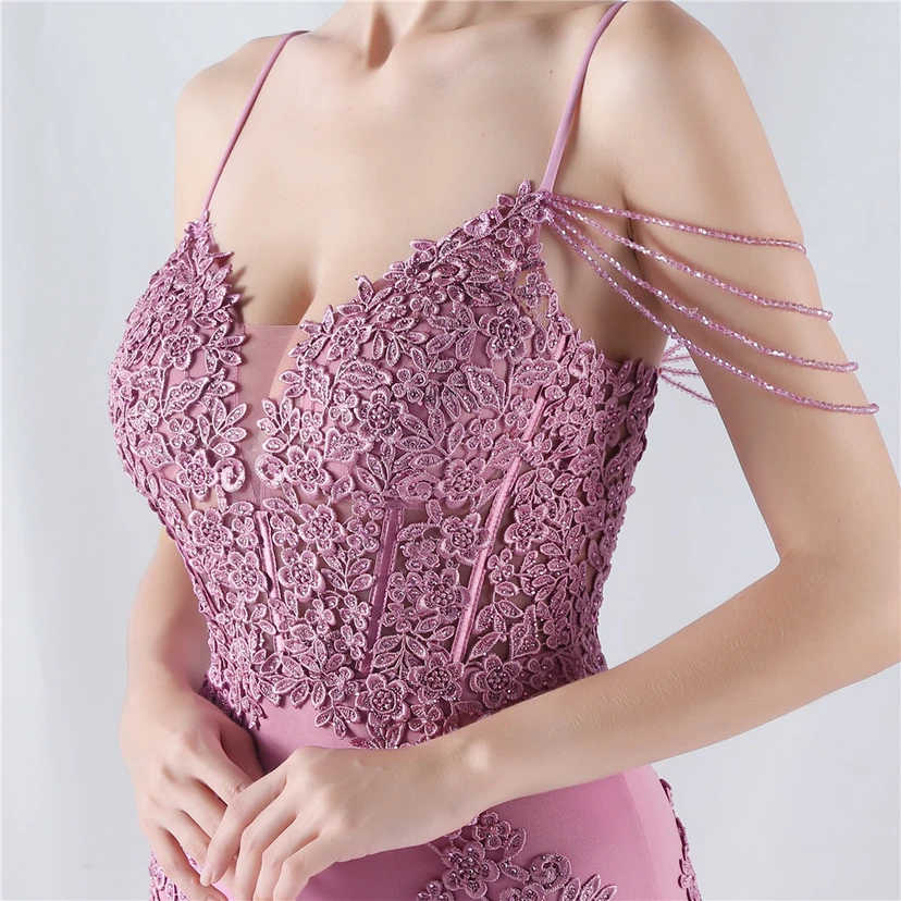 Robe de soirée à col montant en dentelle et perles, ornée d'un gilet à chevrons et d'un haut en dentelle. view 49