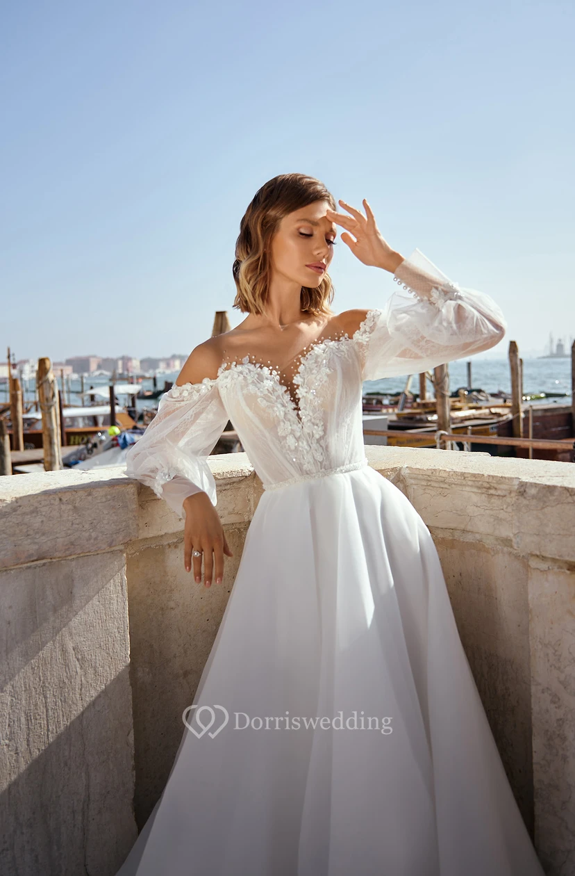 Vestido de novia de corte imperio con mangas largas abullonadas y escote Bardot view 3