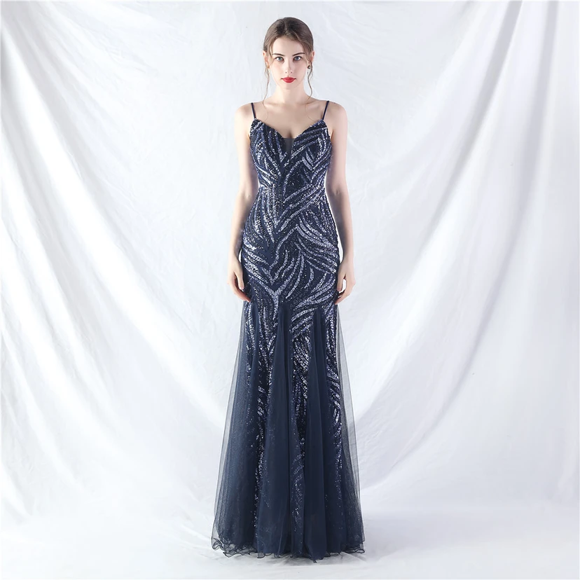 Paillettenbesetztes Abendkleid aus Netzstoff und Trägern video preview