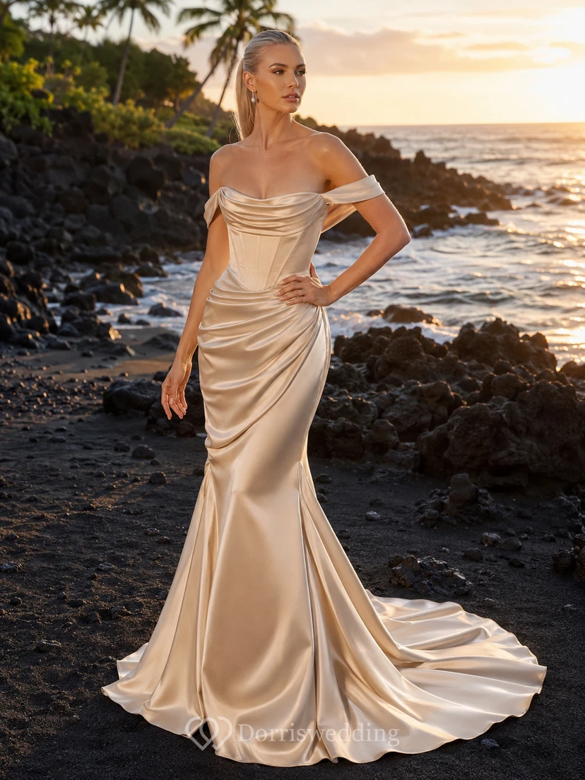 Robe de mariée sirène en satin drapé champagne à épaules dénudées pour un coucher de soleil de destination