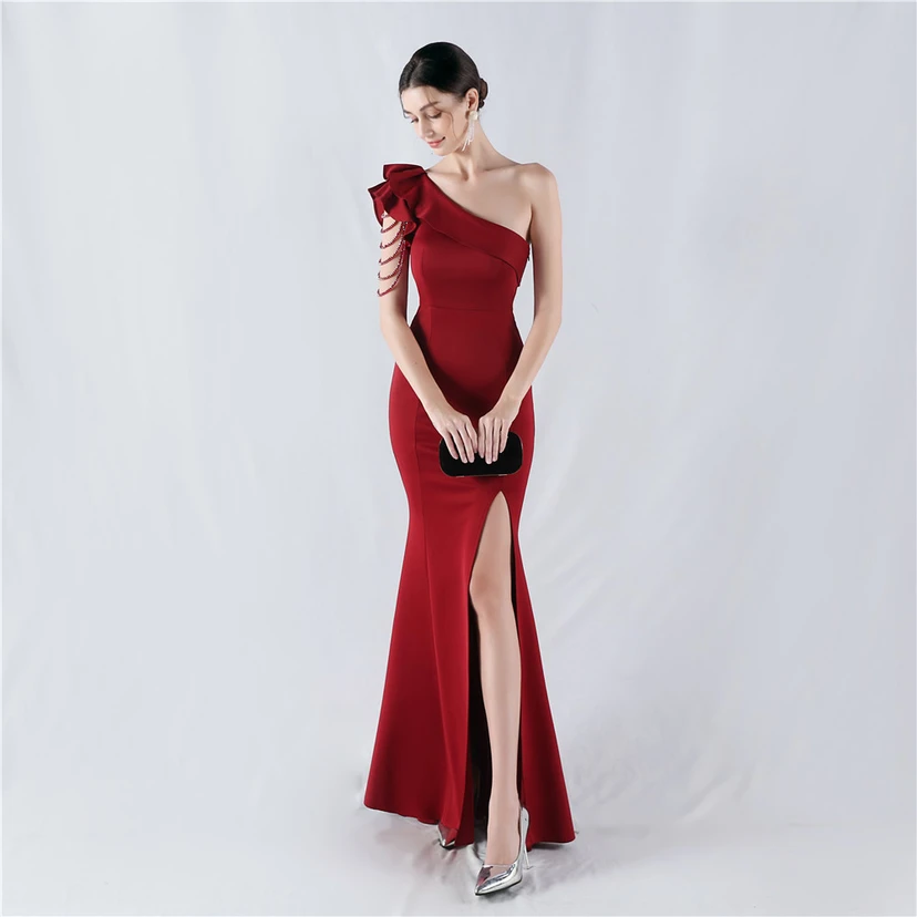 Vestido de noche asimétrico de satén con escote alto y cuello oblicuo, adornado con cuentas. view 25