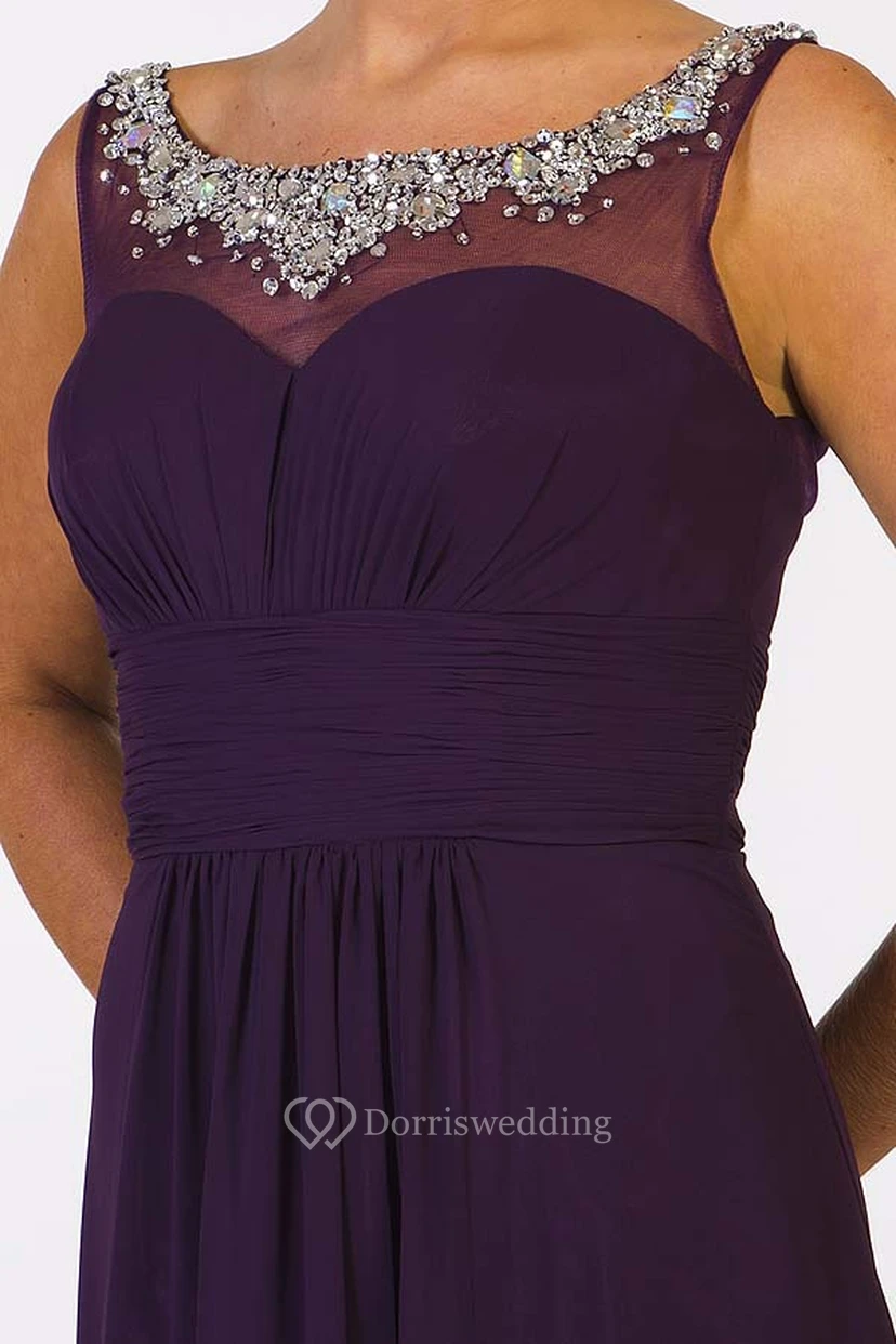 Ärmelloses, perlenbesetztes Chiffon-Abendkleid mit Rundhalsausschnitt und bodenlanger Passform view 3