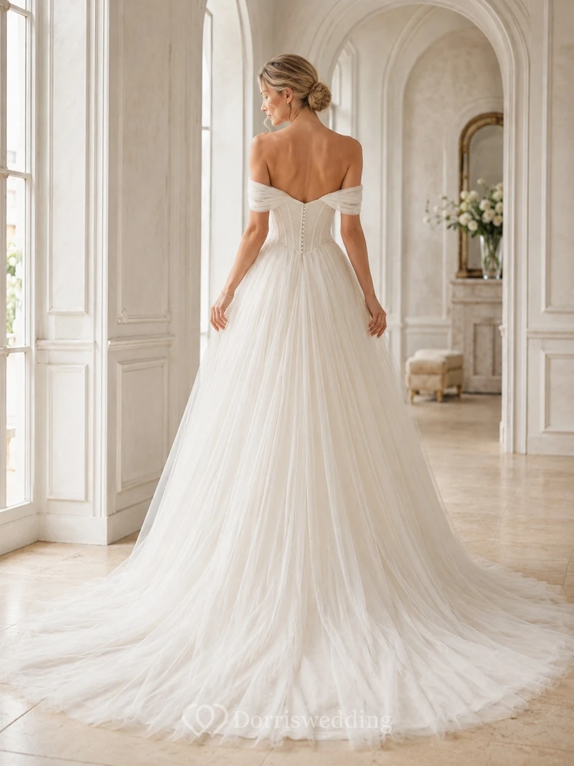 Vestido de novia de tul con corte en A y hombros descubiertos y cintura baja. view 2