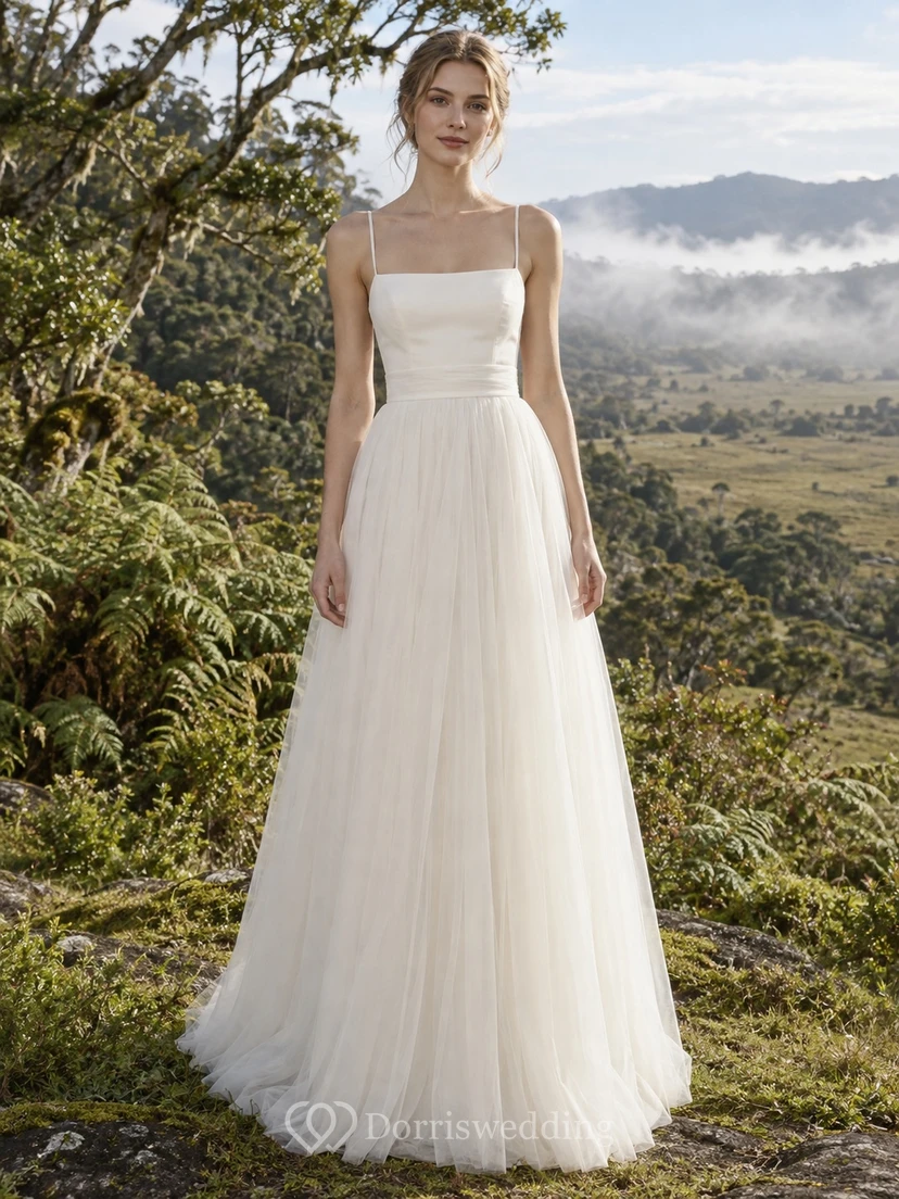 Einfaches, bodenlanges A-Linien-Brautkleid mit eckigem Ausschnitt, Spaghettiträgern und Schärpe aus Tüll für eine Gartenhochzeit