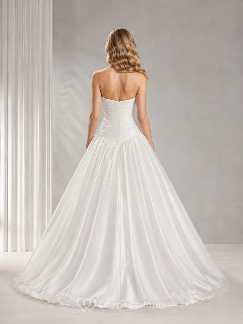 Vestido de novia sencillo de tul, sin tirantes y con talle bajo. view 2