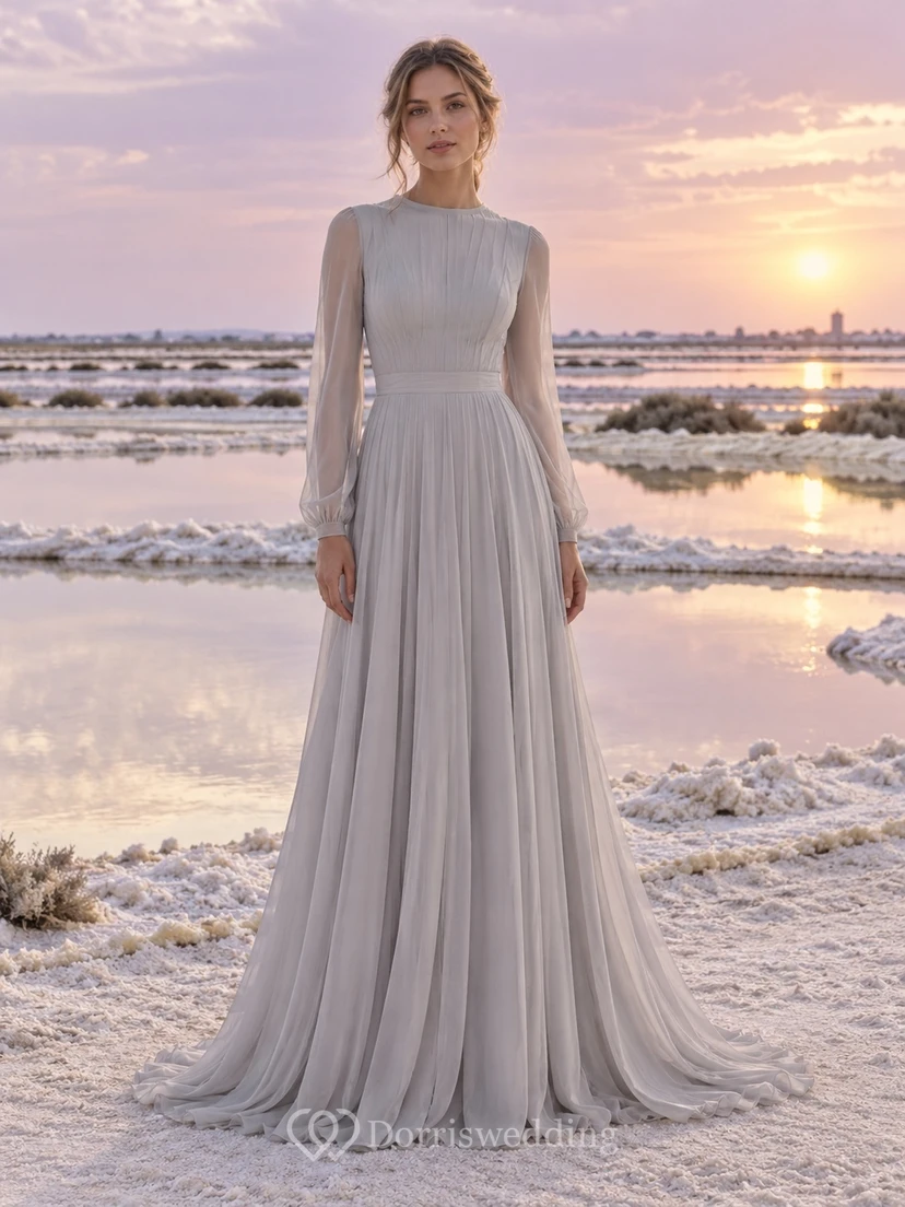 Vestido de novia sencillo y discreto de corte A en color gris acero con cuello joya, manga larga y cola de algodón voile.