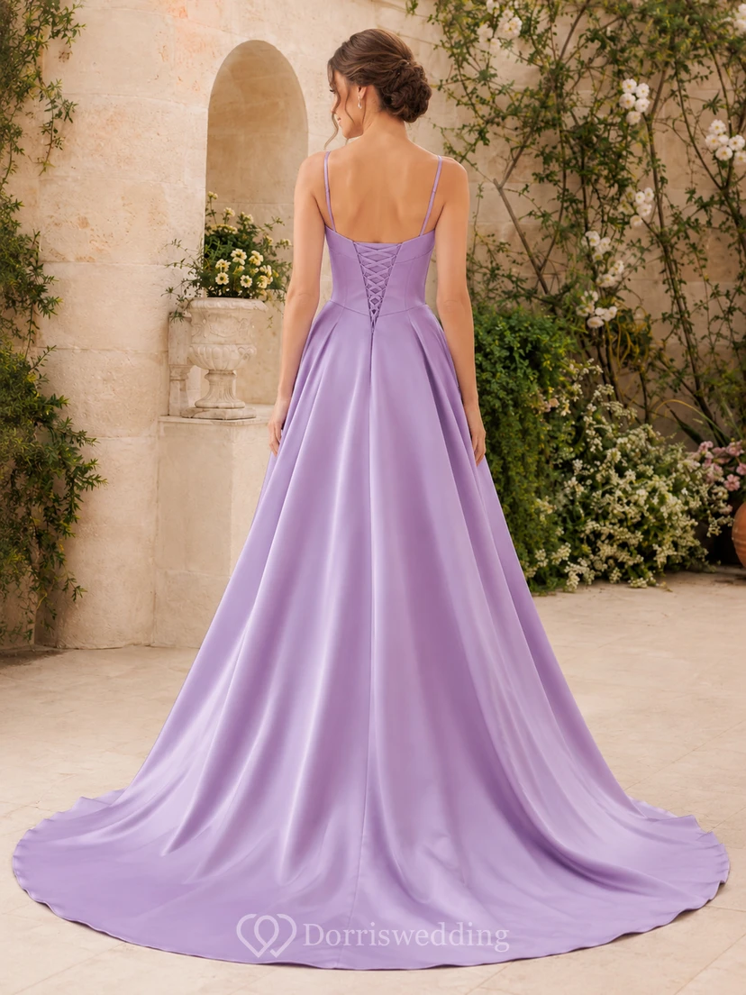 Robe de mariée en satin lavande, col bénitier, bretelles spaghetti et lacets, coupe trapèze view 2
