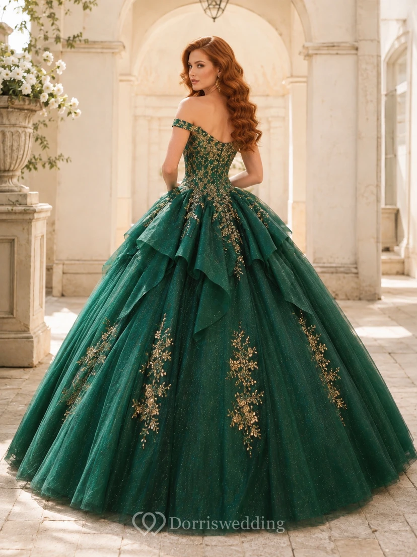 Lujoso vestido de fiesta de quinceañera de tul con volantes, hombros descubiertos y bordados dorados, color verde oscuro. view 2
