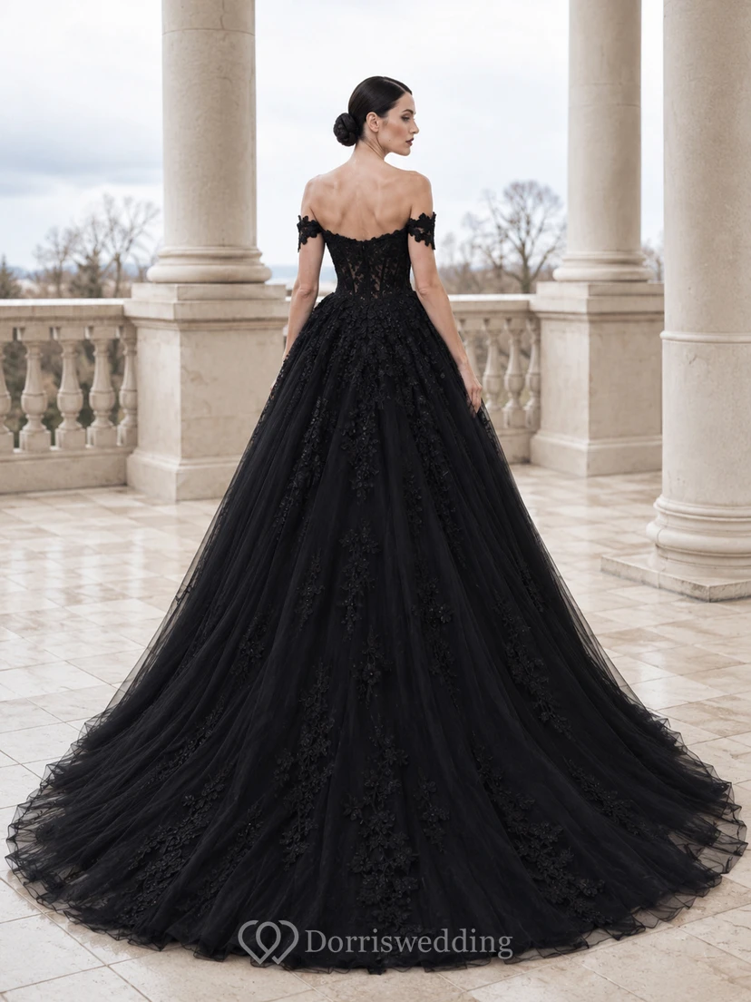 Robe de mariée alternative en dentelle à épaules dénudées et bustier cœur avec traîne chapelle view 2