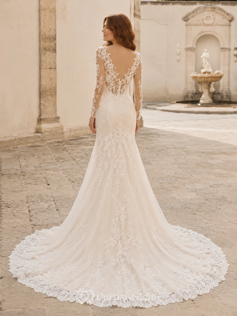 Robe de mariée sirène romantique à manches longues, col en V et dentelle illusion, traîne chapelle view 2