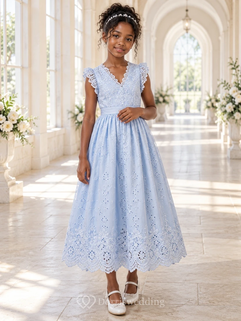 Vestido de niña de flores azul discreto, de corte A, con encaje, mangas cortas y largo hasta los tobillos, con borde festoneado.