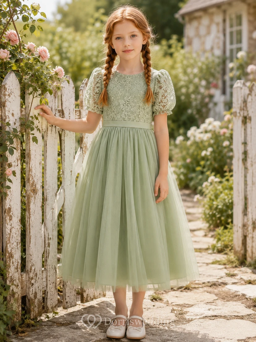 Blumenmädchenkleid aus salbeifarbenem Tüll in A-Linie mit Puffärmeln, Rundhalsausschnitt und Rüschenbesatz, wadenlang