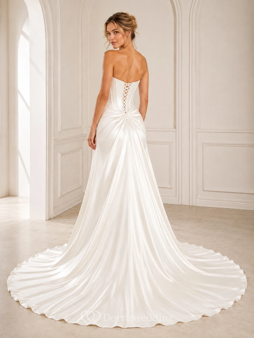 Vestido de novia sencillo, sin tirantes, con corsé y cordones, corte en A y largo hasta el suelo. view 2