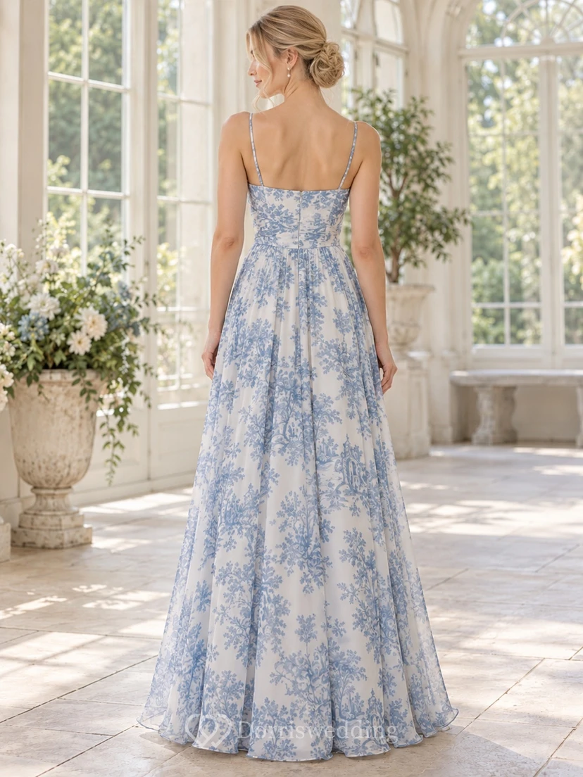 Vestido de dama de honor de gasa largo hasta el suelo, con escote cuadrado y estampado floral toile azul cielo y tirantes finos. view 2