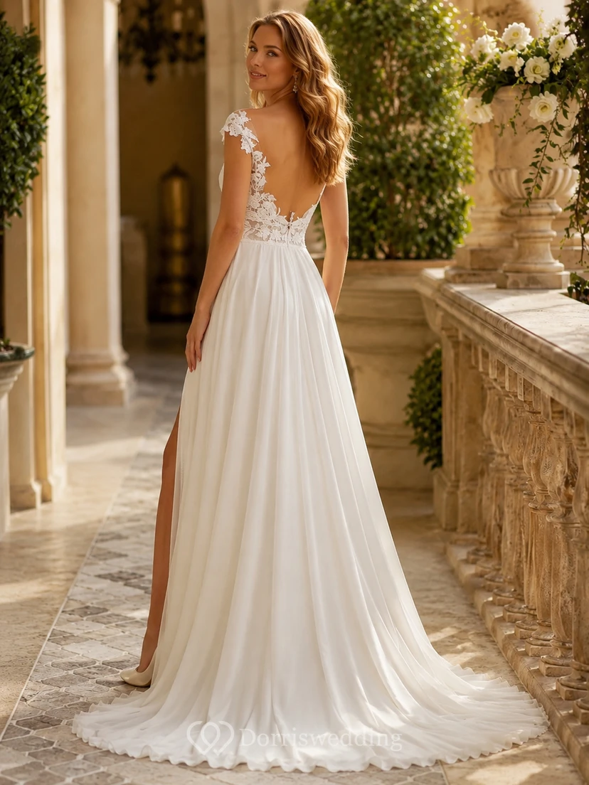 Robe de mariée trapèze à bustier en dentelle épaules dénudées et fente sur le devant view 2