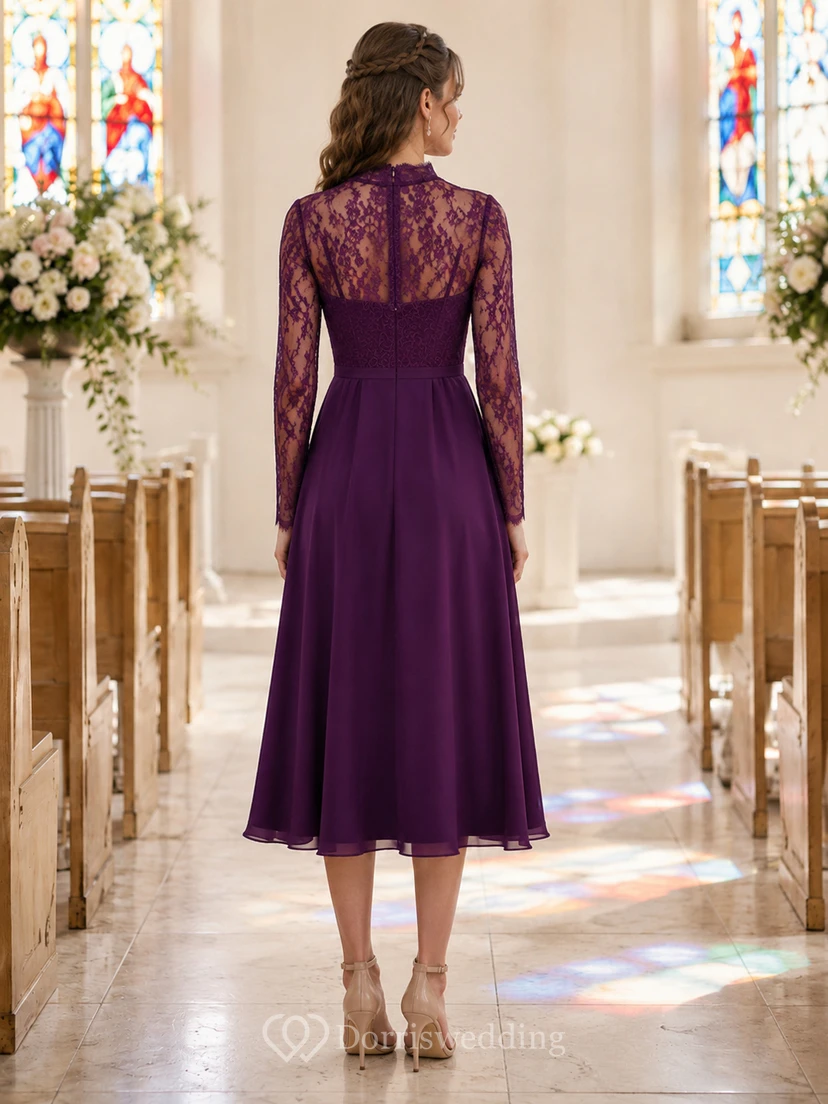 Robe prune pour invitée à un thé de chapelle, col montant et manches en dentelle view 2