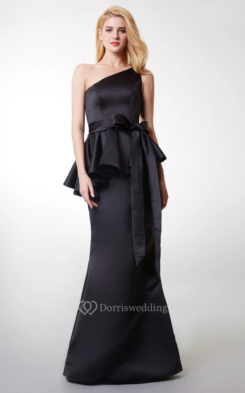 Encantador vestido de un solo tirante con cinta y peplum.