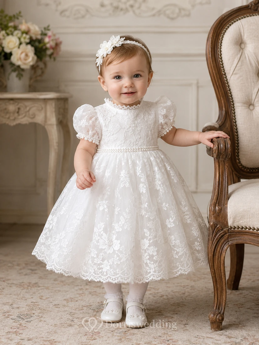 Robe de demoiselle d'honneur en dentelle ivoire et tulle, coupe trapèze, manches courtes, col rond, longueur midi