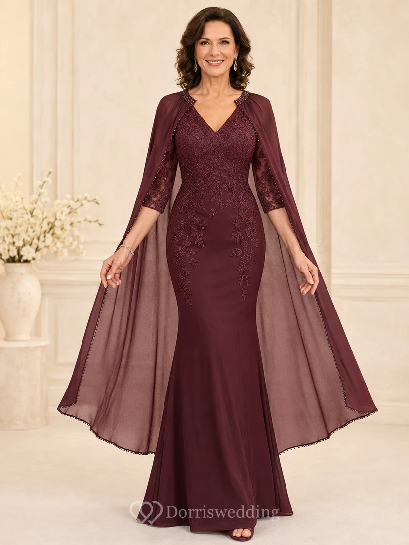 Romantisches, bodenlanges, burgunderrotes Trompetenkleid aus Spitze für die Mutter der Braut mit V-Ausschnitt, Dreiviertelärmeln mit Illusionseffekt, langem Cape und Schleppe.
