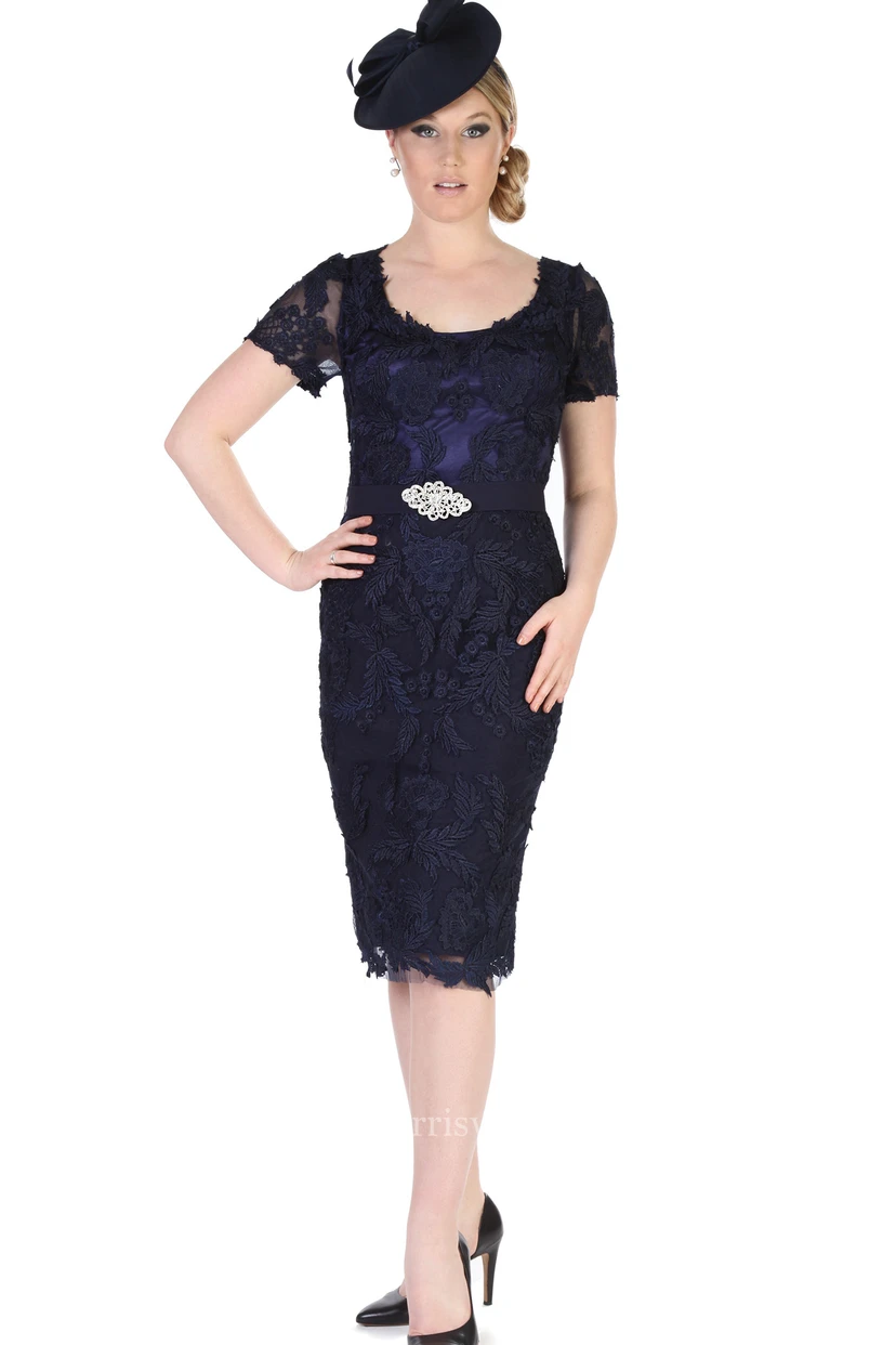 Bleistiftlanges, knielanges Kleid mit Rundhalsausschnitt, Applikationen an den T-Shirt-Ärmeln und Spitze – das perfekte Kleid für die Mutter der Braut