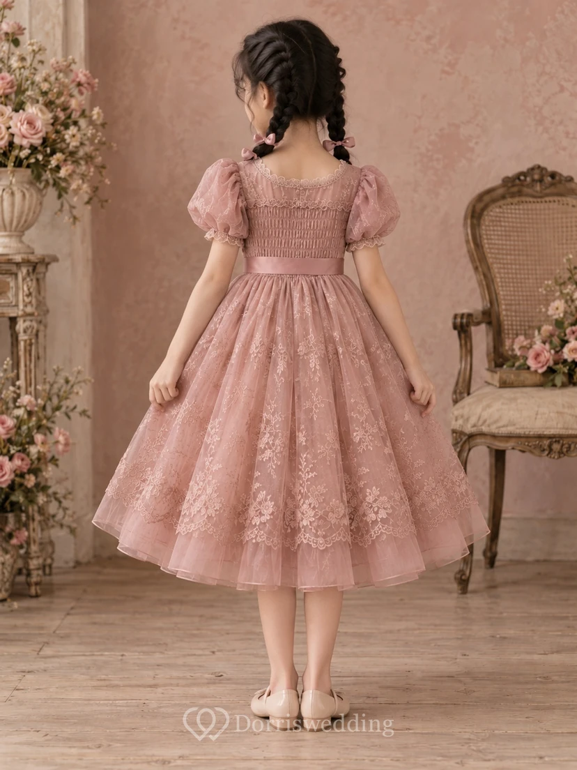 Vestido de niña de flores de corte A con cuello cuadrado, estampado floral de rosas, tul, mangas abullonadas y corpiño fruncido, largo hasta la rodilla. view 2