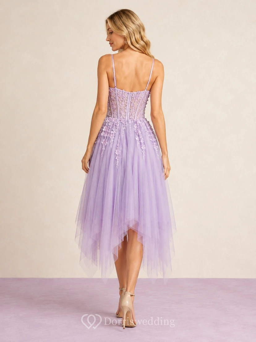 Robe de bal midi en tulle lavande avec corsage corset fleuri à bretelles, jupe trapèze à volants et ourlet mouchoir