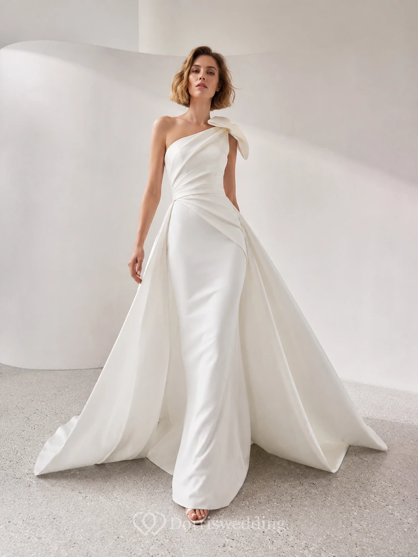 Robe de mariée moderne fourreau en satin drapé à une épaule avec nœud et traîne de cour