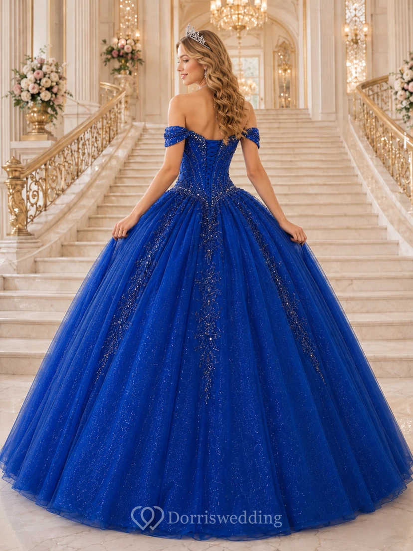 Vestido de quinceañera azul rey con corsé de cuentas y hombros descubiertos view 2