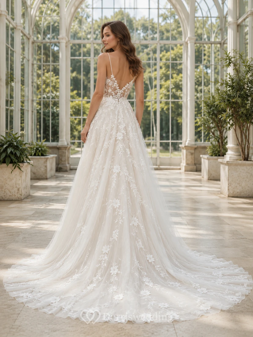 Robe de mariée fluide de luxe, coupe trapèze, en dentelle florale et spaghetti, avec traîne chapelle. view 2