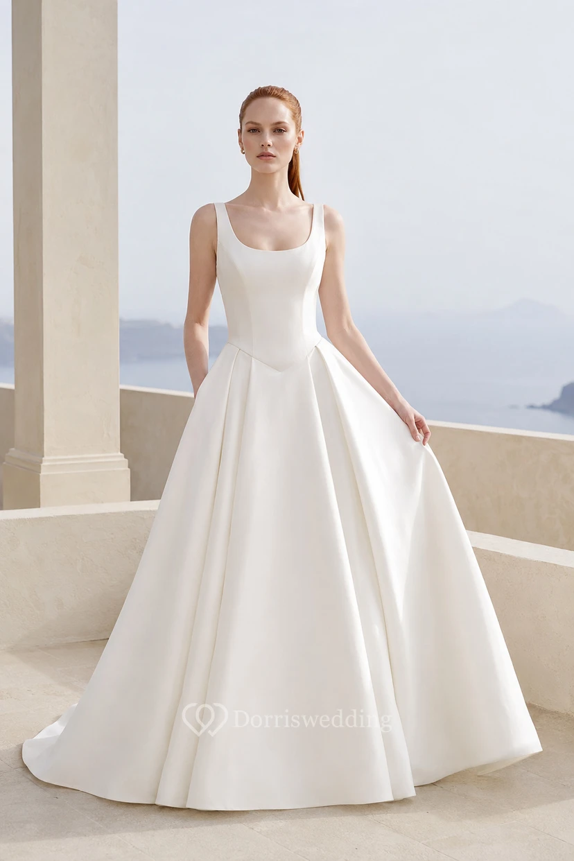 Robe de mariée blanche en satin, coupe trapèze, col rond et traîne courte