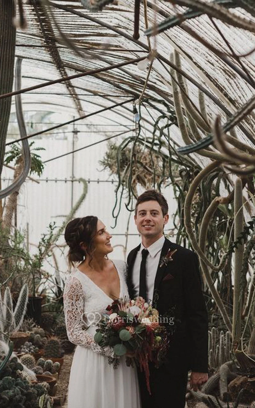 Lässiges Boho-Hochzeitskleid im Etui-Stil mit V-Ausschnitt, transparenten, voluminösen Ärmeln und offenem Rücken