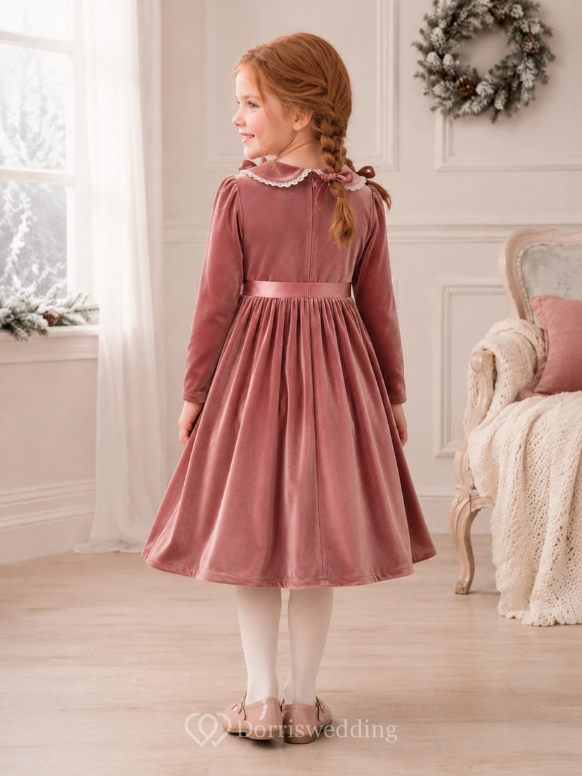 Robe d'hiver vintage mi-longue, coupe trapèze, en velours rose poudré, à manches longues et col festonné, ornée de dentelle et d'une longueur thé. Robe de demoiselle d'honneur en velours rose poudré, col festonné et manches longues. view 2