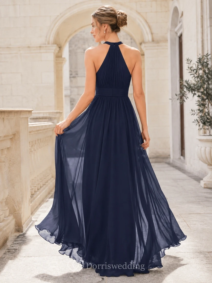 Vestido de noche moderno de gasa azul marino oscuro, sin mangas, con escote halter y corte en A, largo hasta el suelo. view 2