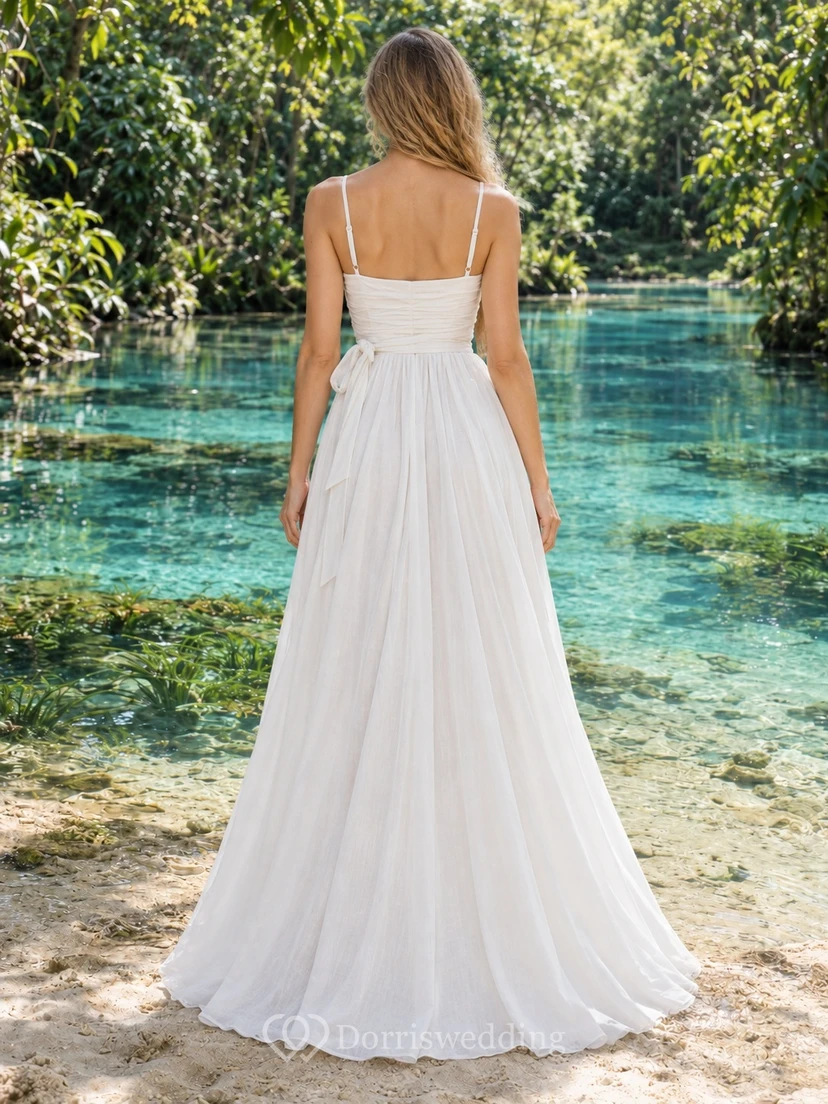 Einfaches, eckiges Brautkleid aus Baumwollvoile mit Trägern und seitlichem Bindeband am Rock. view 2