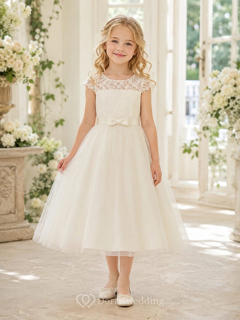 Elegantes, teelanges A-Linien-Kleid aus Tüll mit Spitzenärmeln und Schleife für Blumenmädchen bei einer Gartenhochzeit