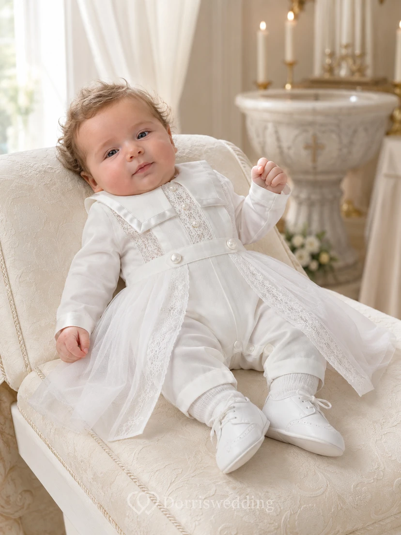 Luxuriöser weißer Jumpsuit mit langen Ärmeln und Spitzenbesatz für Babys, ideal für Kirche und Taufe
